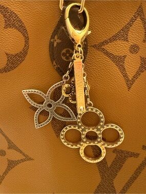 Louis Vuitton Blooming Flowers Bag Charm - Key Holder Gold & silver tone